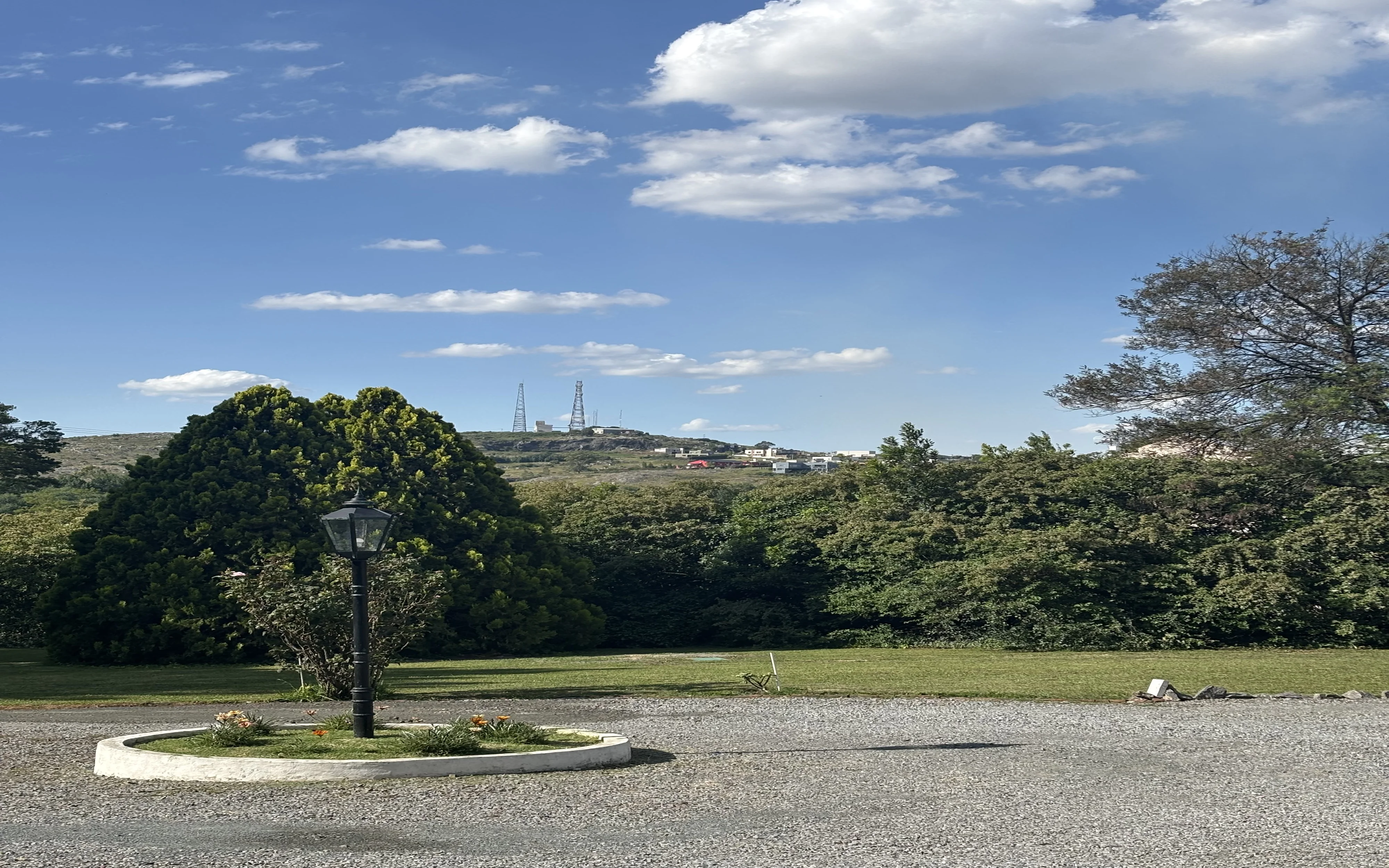 rotonda y antenas al fondo