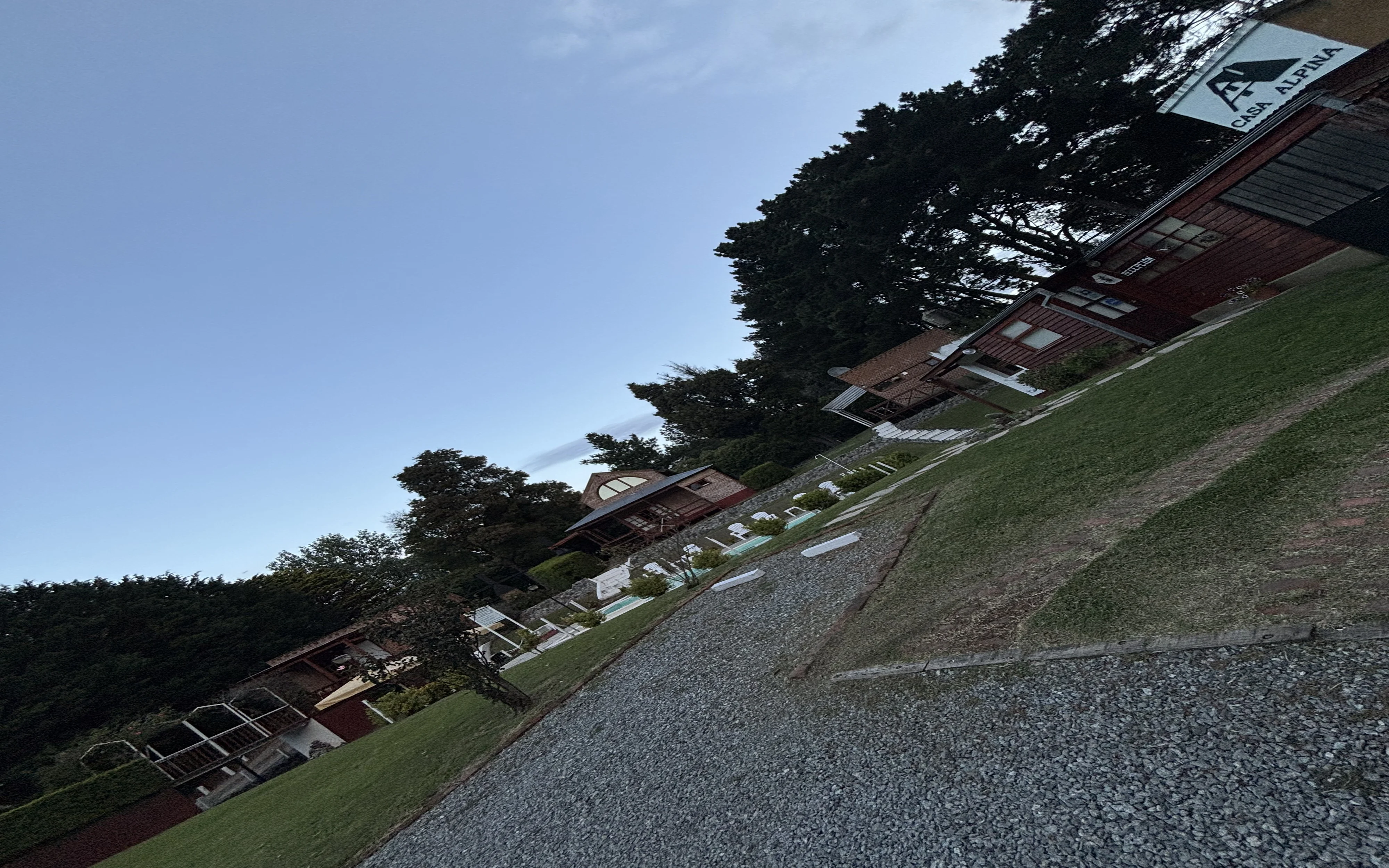 vista administracion y cabañas traseras