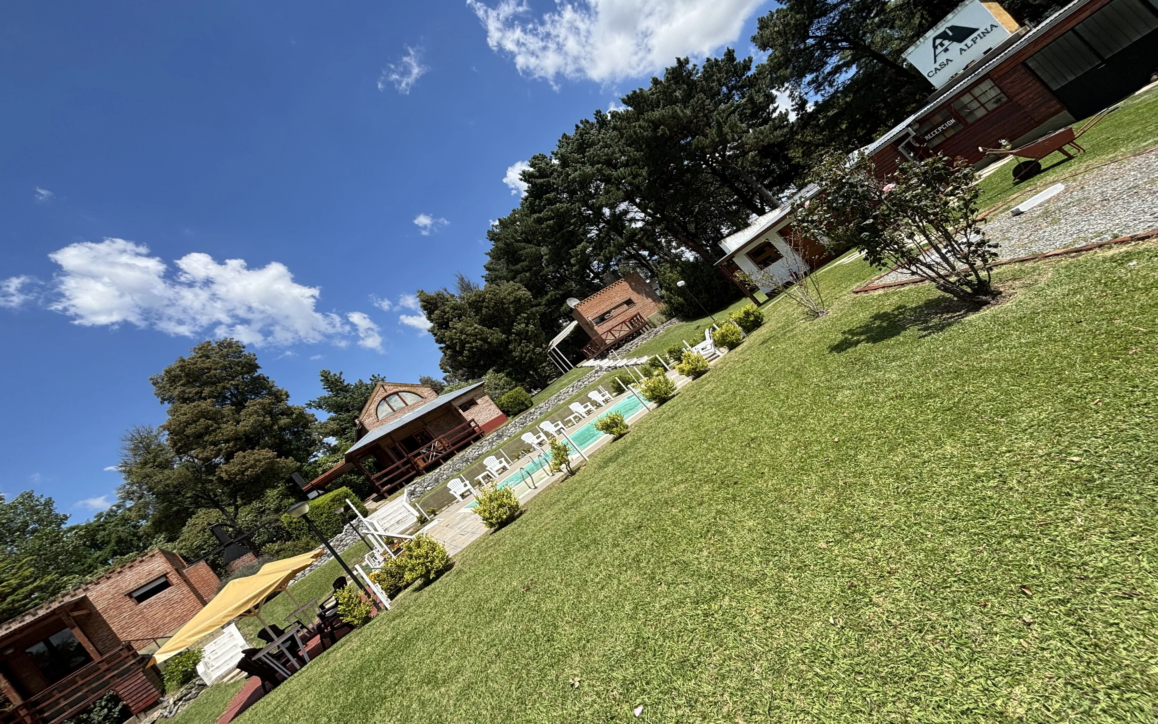 vista cabañas y pileta