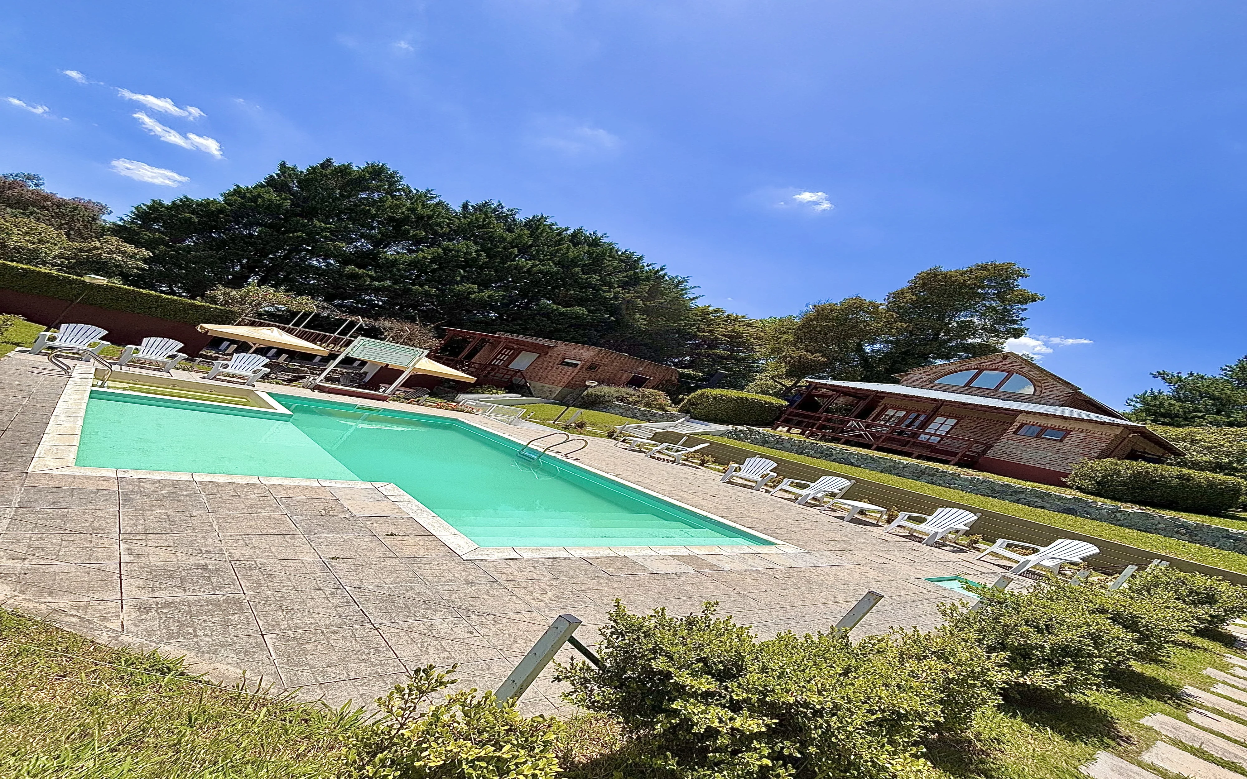 pileta con C2 y C3 de fondo