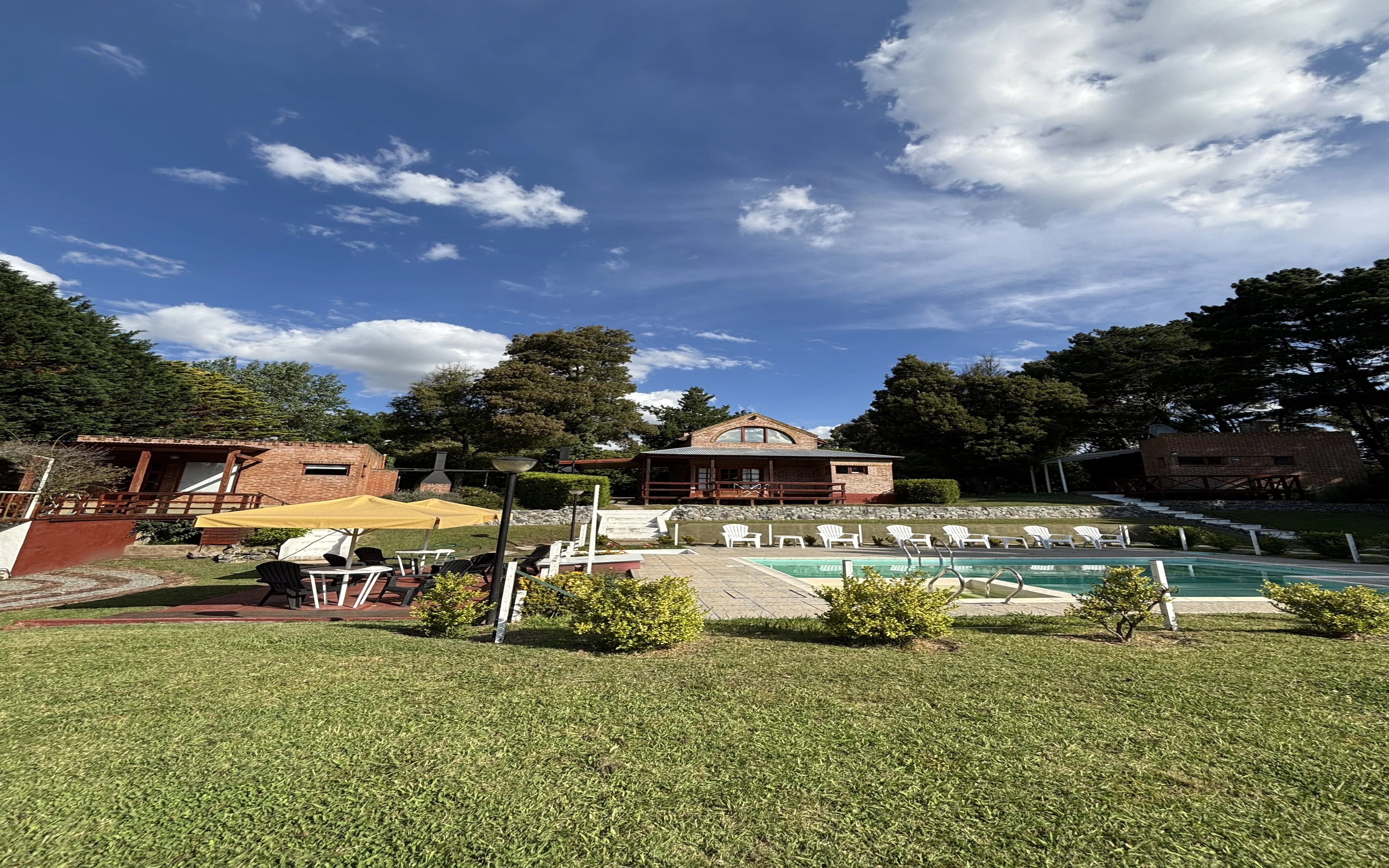 pileta y sombrillas con c1 ,c2 y c3 de fondo