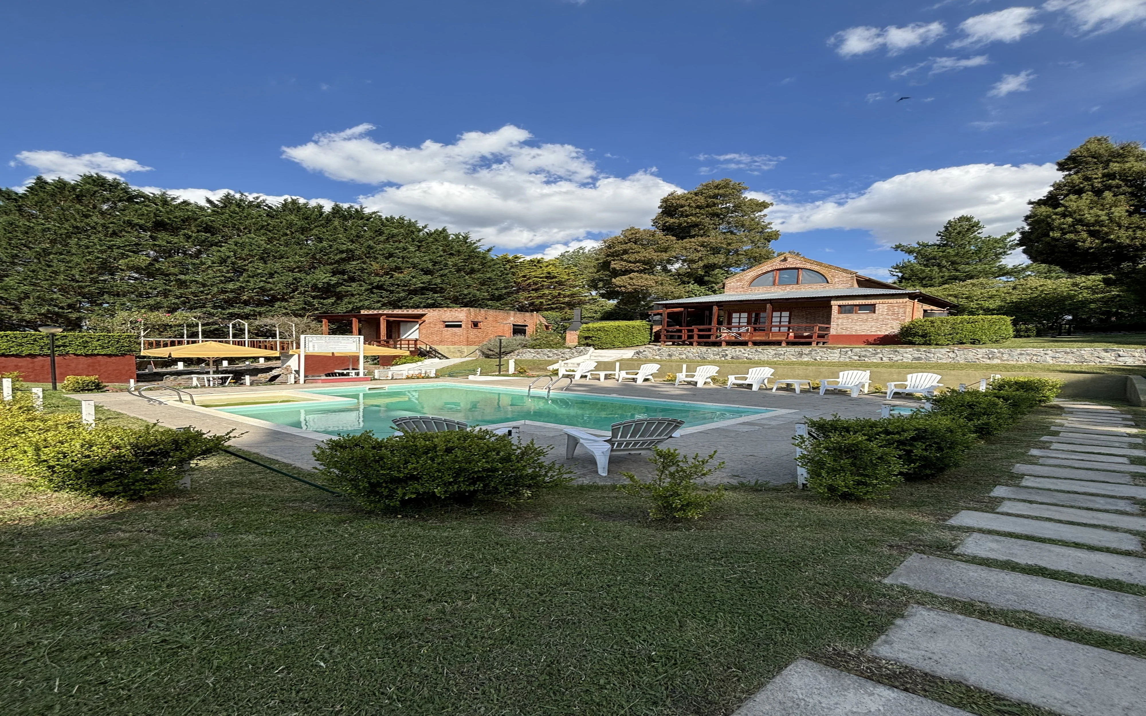 pileta con cabañas de fondo