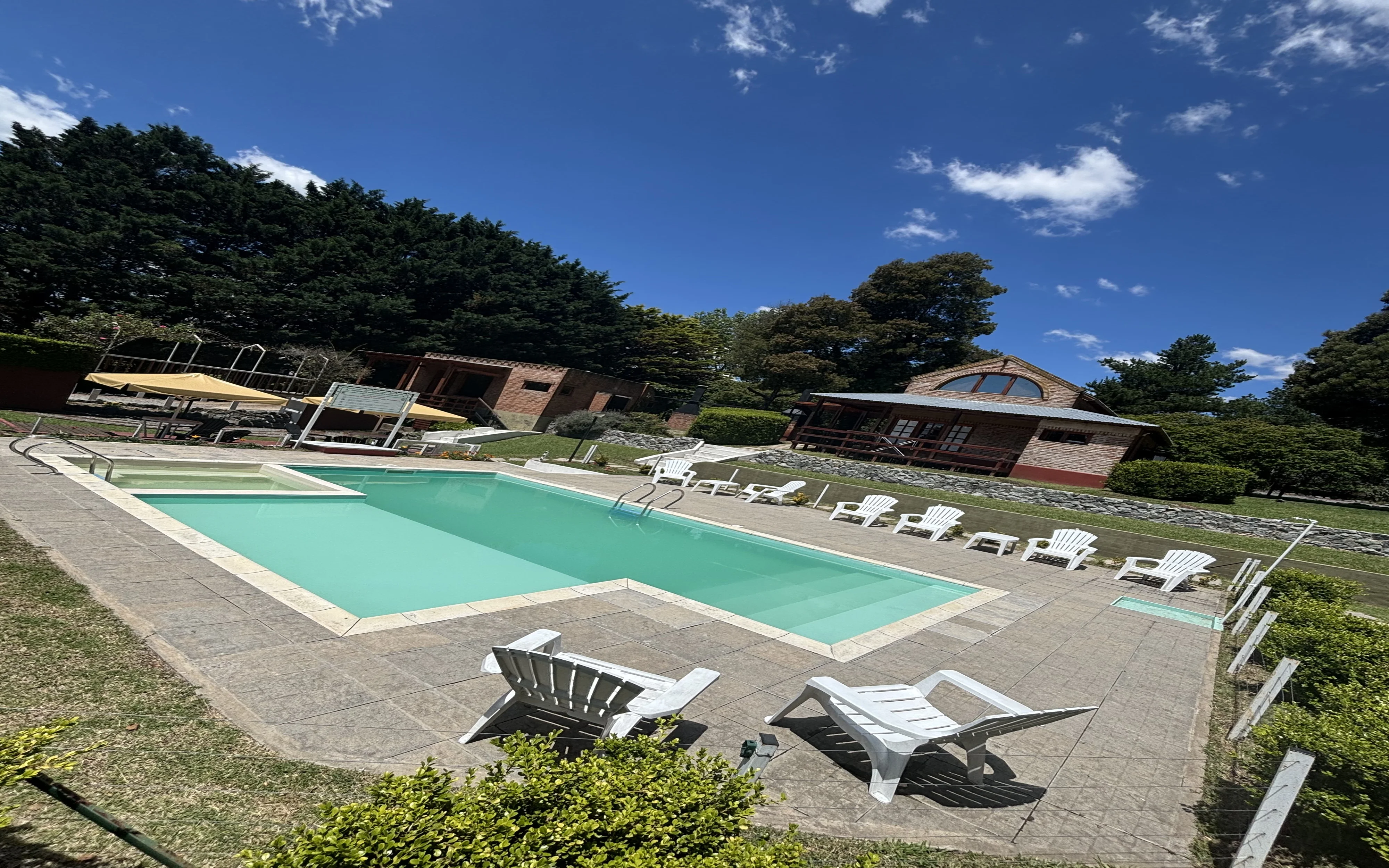 pileta cabaña 2 y cabaña 3 atrás