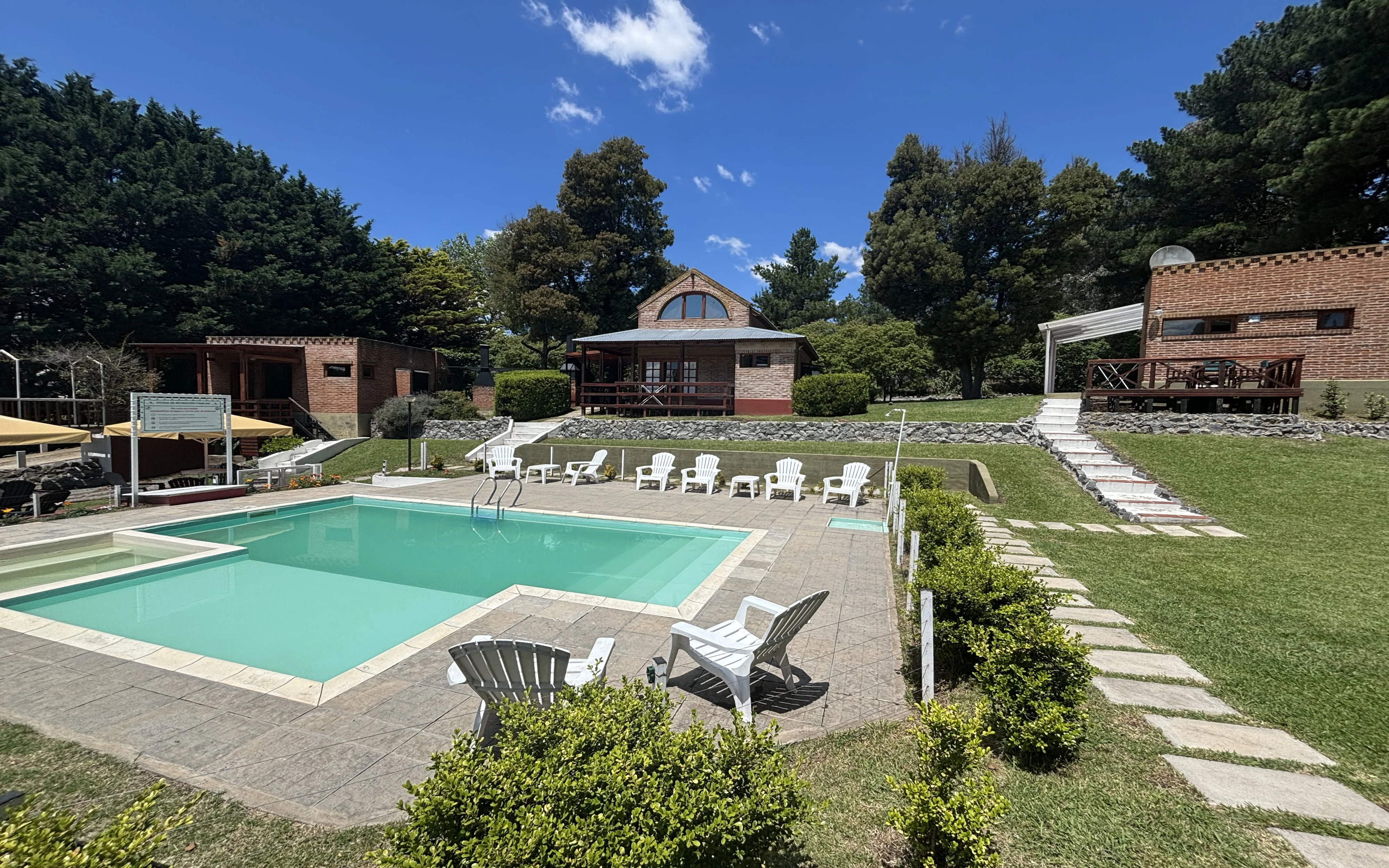 pileta con c1, c2 y c3 de fondo