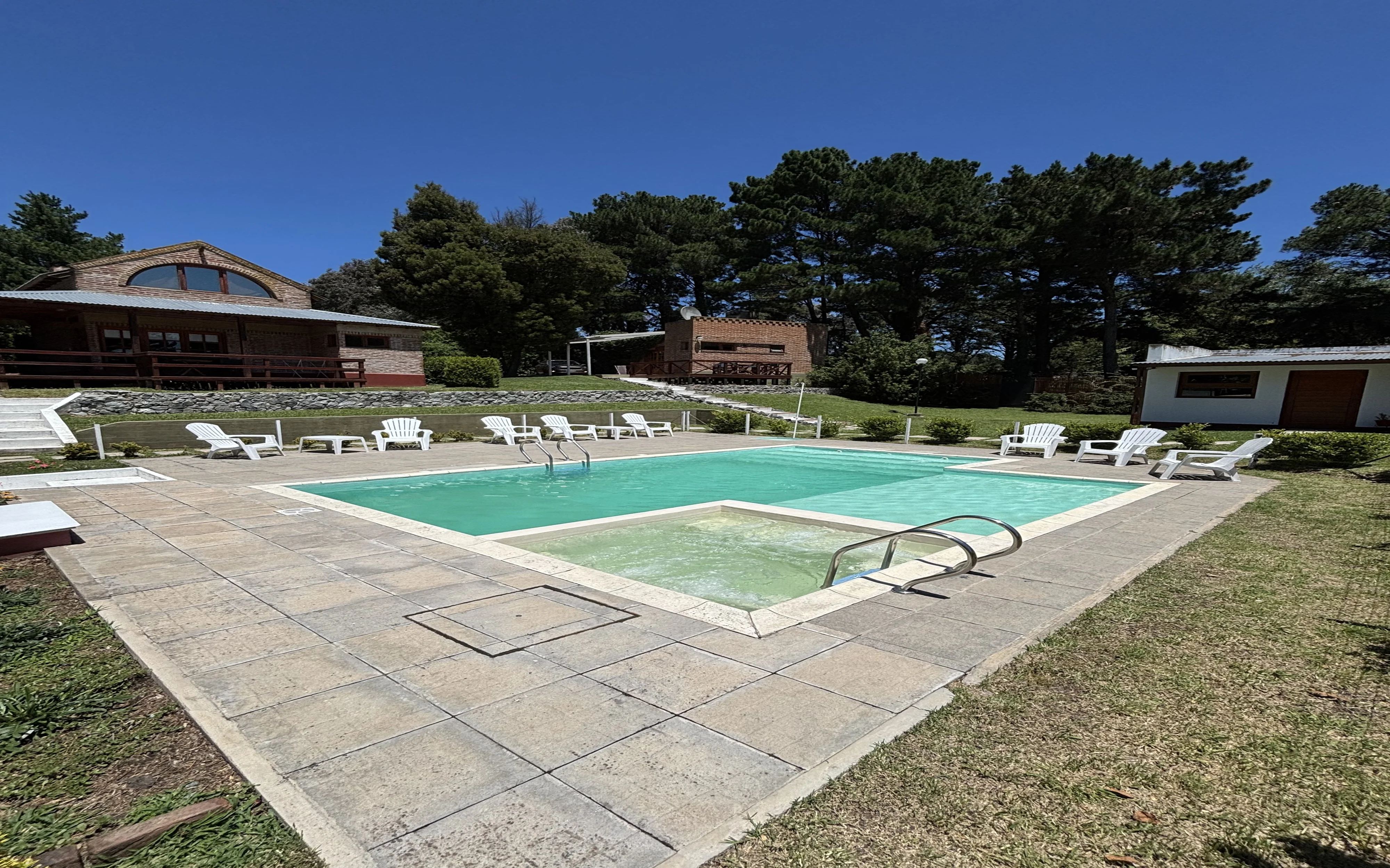 pileta con c1 y c2 de fondo