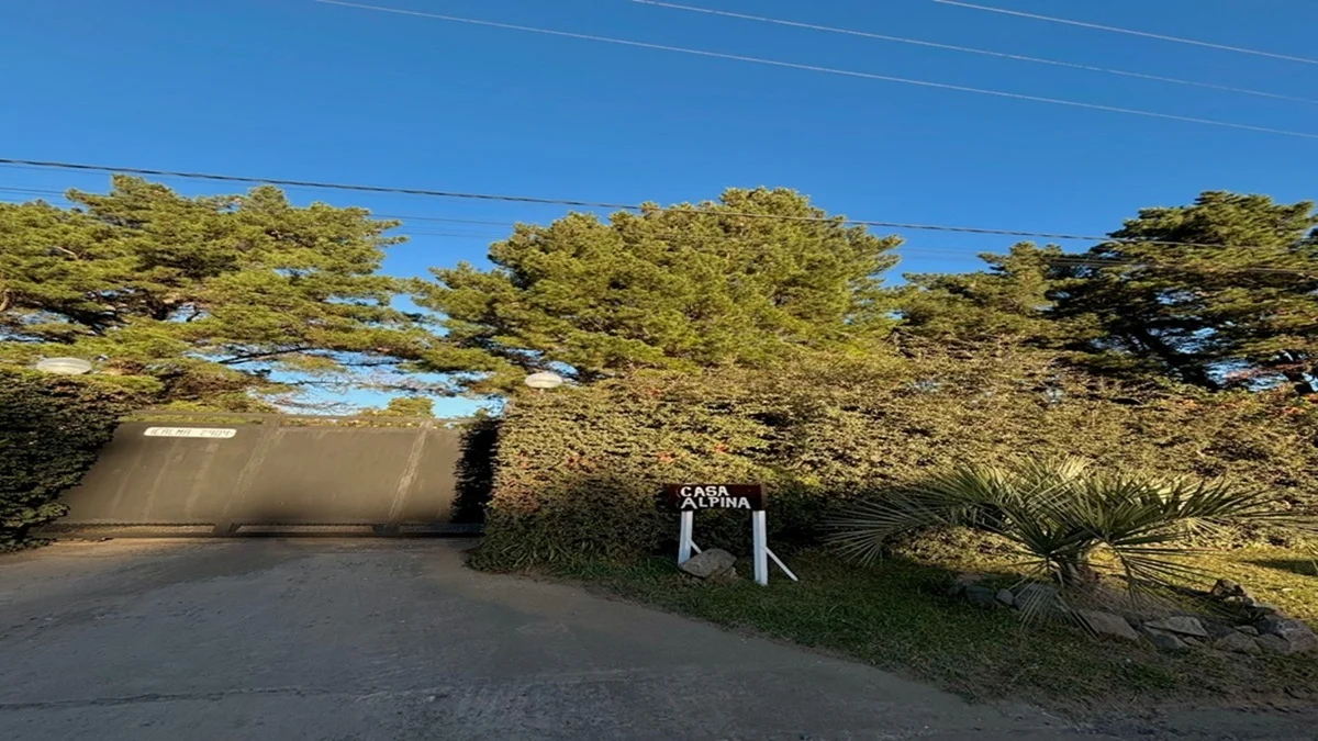 portón de ingreso mas cerca